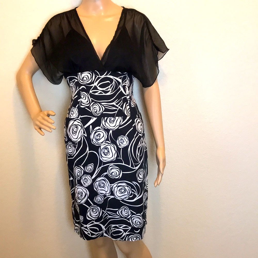 Aggie Women’s Dress Size S Black & White Roses